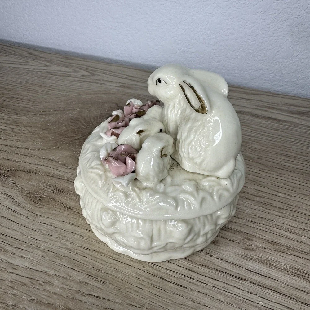Vintage 2000 Rabbit & Bunnies Ceramic Trinket Box Mothers Day Easter Spring CHIP